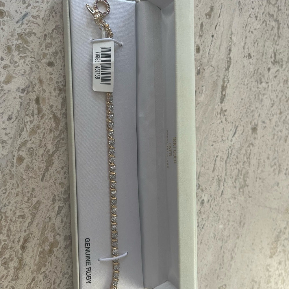 Elegant Gold Bracelet with Accents